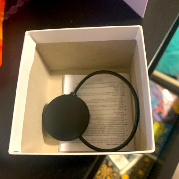 Smart watch with charger - Picture 3 of 3